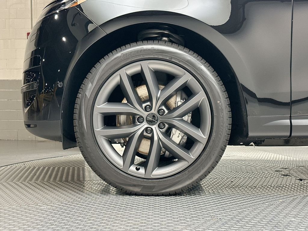 New 2027 Santorini Black Metallic Land Rover SE image 5