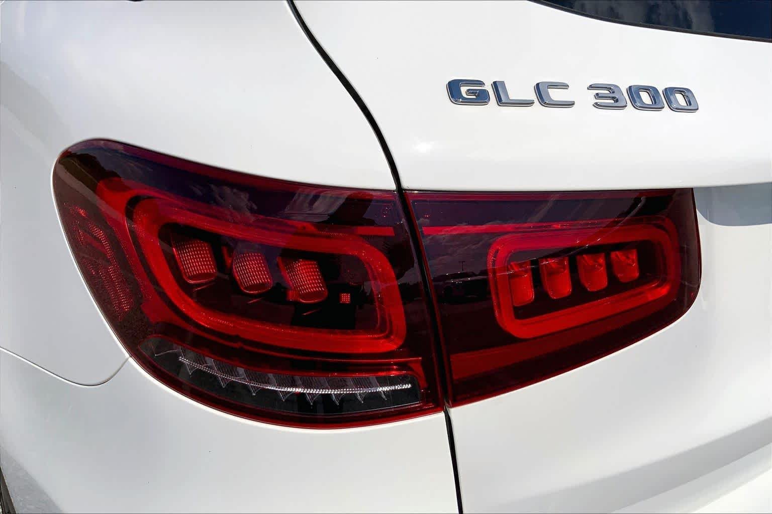 Used 2022 Polar White Mercedes-Benz GLC 300 image 28