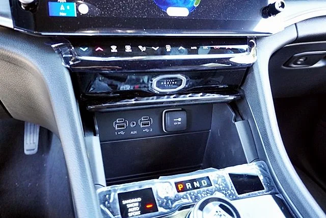 New 2026 Diamond Black Crystal Pearl-Coat Exterior Paint Jeep Limited image 36