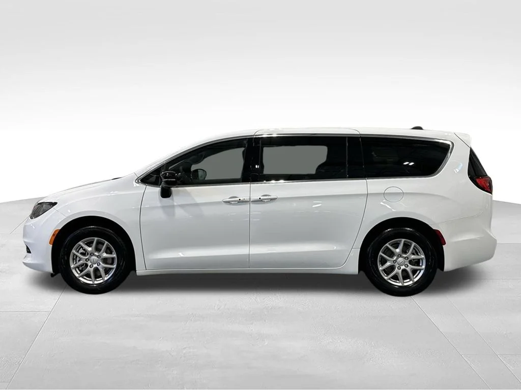 New 2026 Bright White Clear-Coat Exterior Paint Chrysler LX image 4