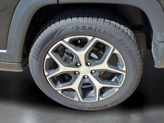 Used 2024  Jeep Latitude image 28