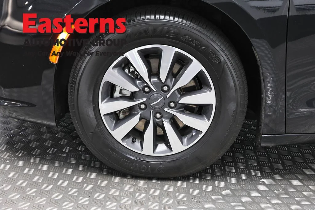 Used 2023 Black Chrysler Limited image 35