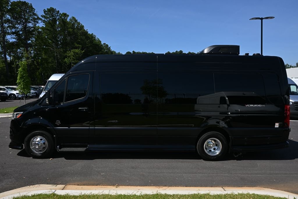 Used 2025 Black OG Luxury Coach VCB10OB image 3