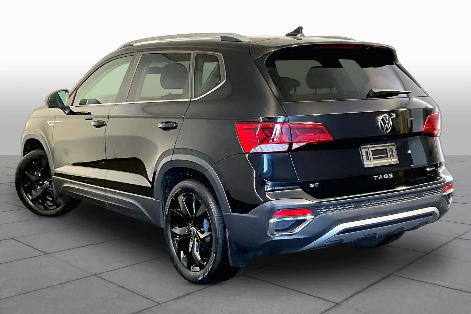 Used 2022 Deep Black Pearl Volkswagen SE image 12