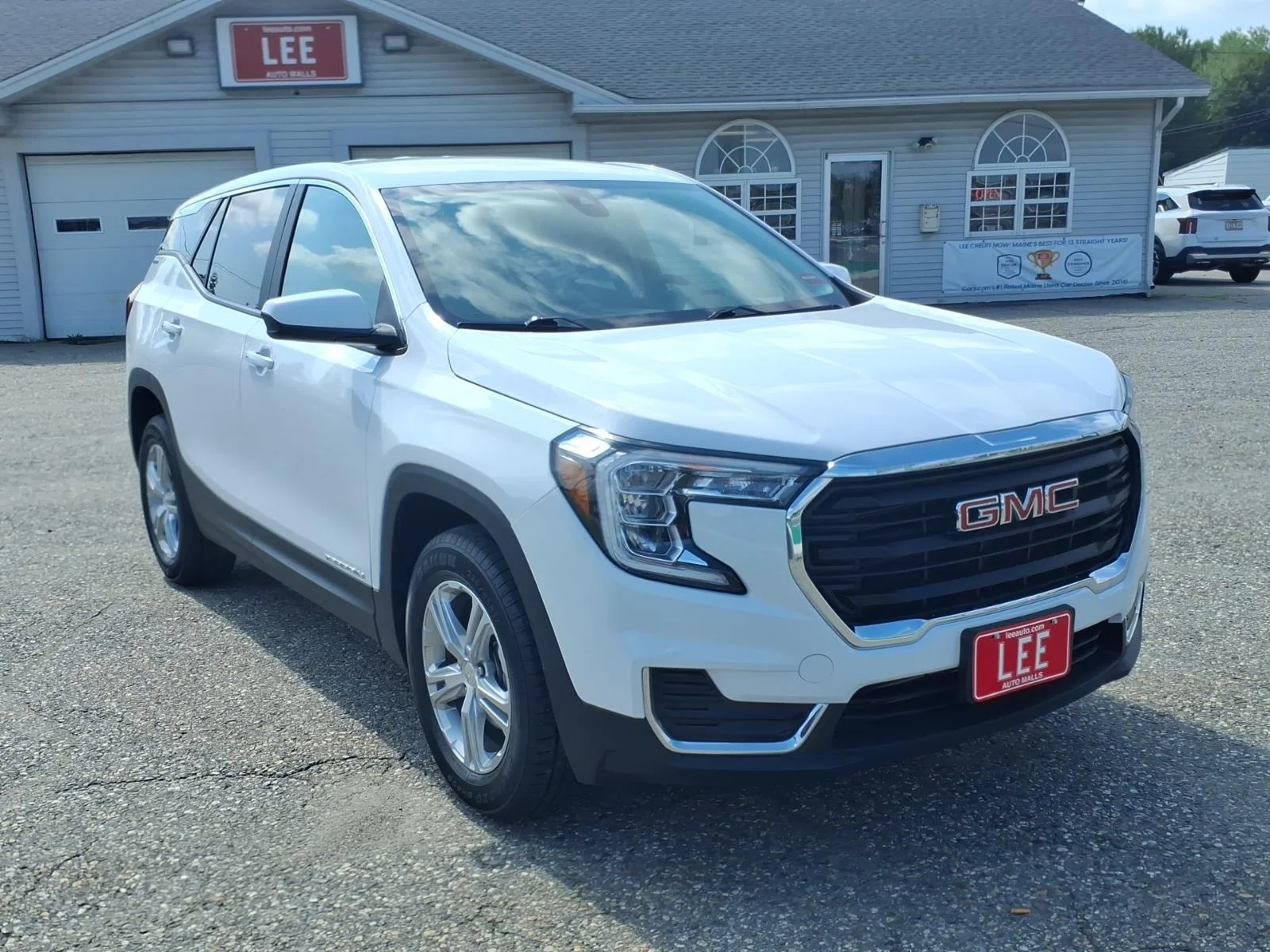 Used 2024 Summit White GMC SLE image 3
