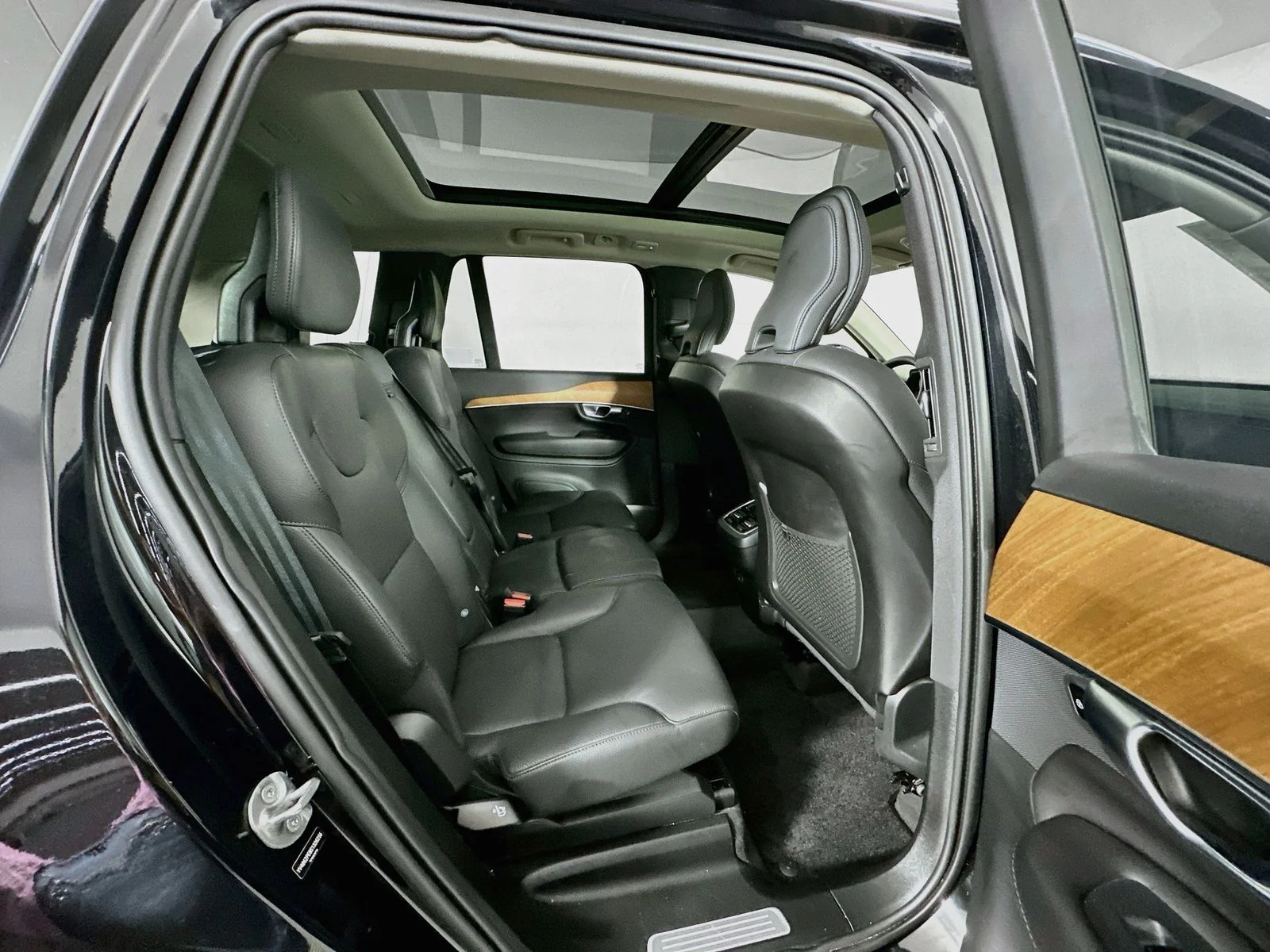 Used 2025 Onyx Black Metallic Volvo B6 Plus 7-Seater image 29