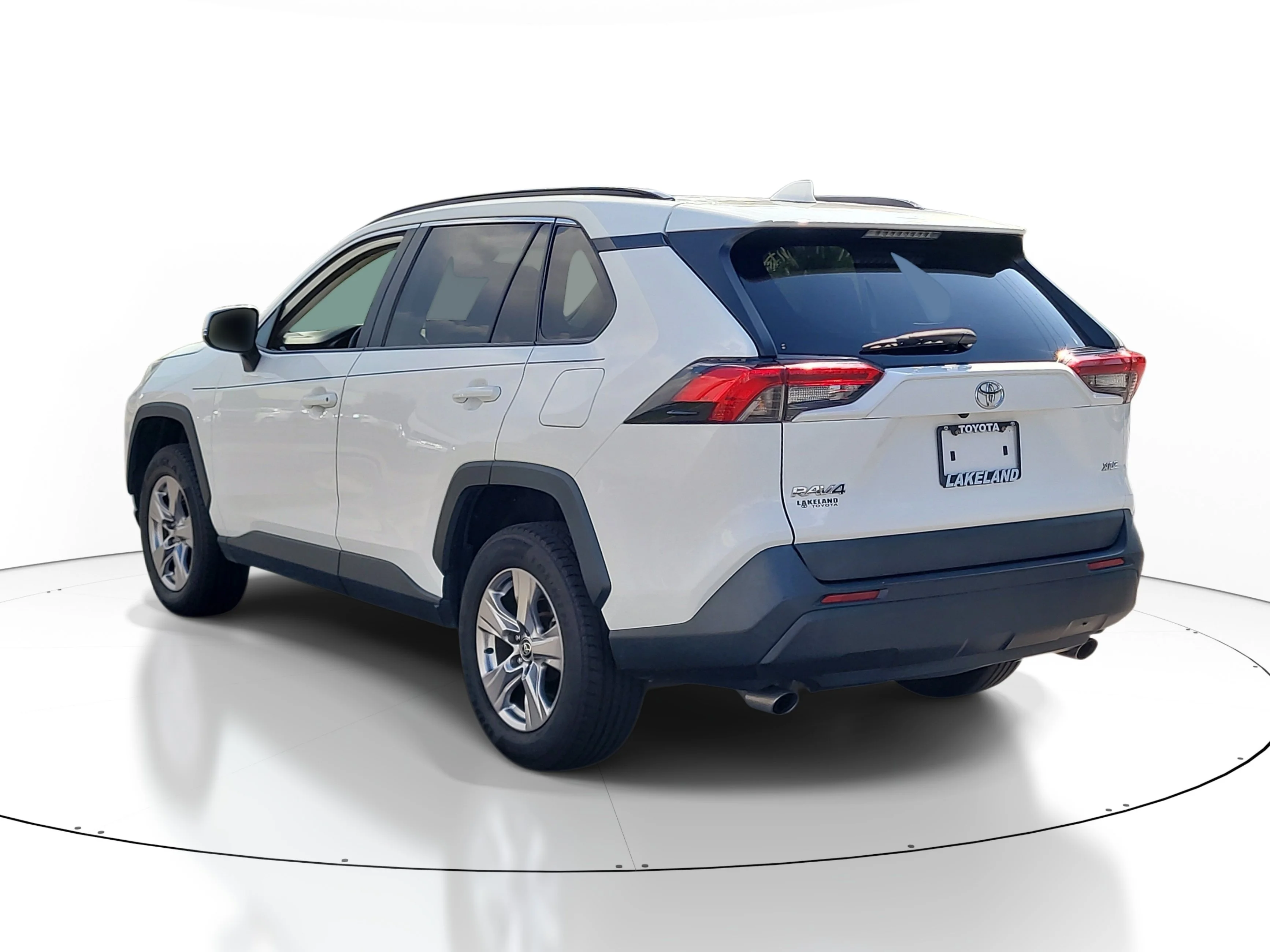 Used 2022 White Toyota XLE image 3