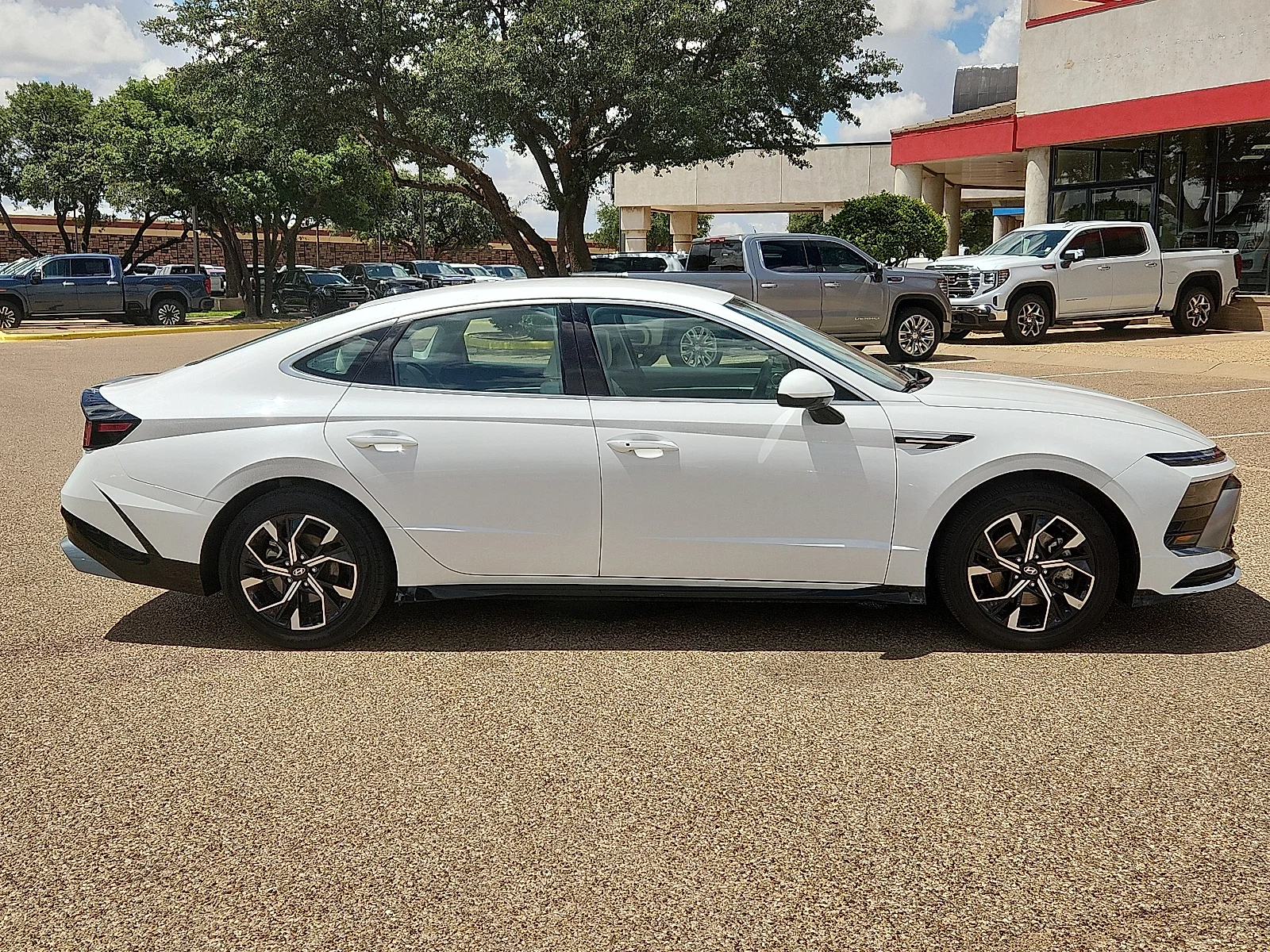 Used 2025 White Hyundai SEL image 5