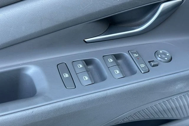 Used 2025 White Hyundai SEL Convenience image 13