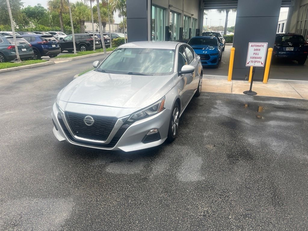 Used 2020 Silver Nissan 2.5 S image 2