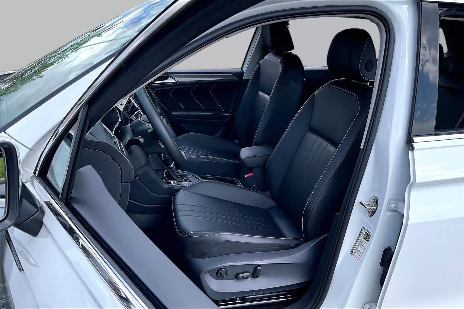 Used 2024 Pure White Volkswagen SE image 7