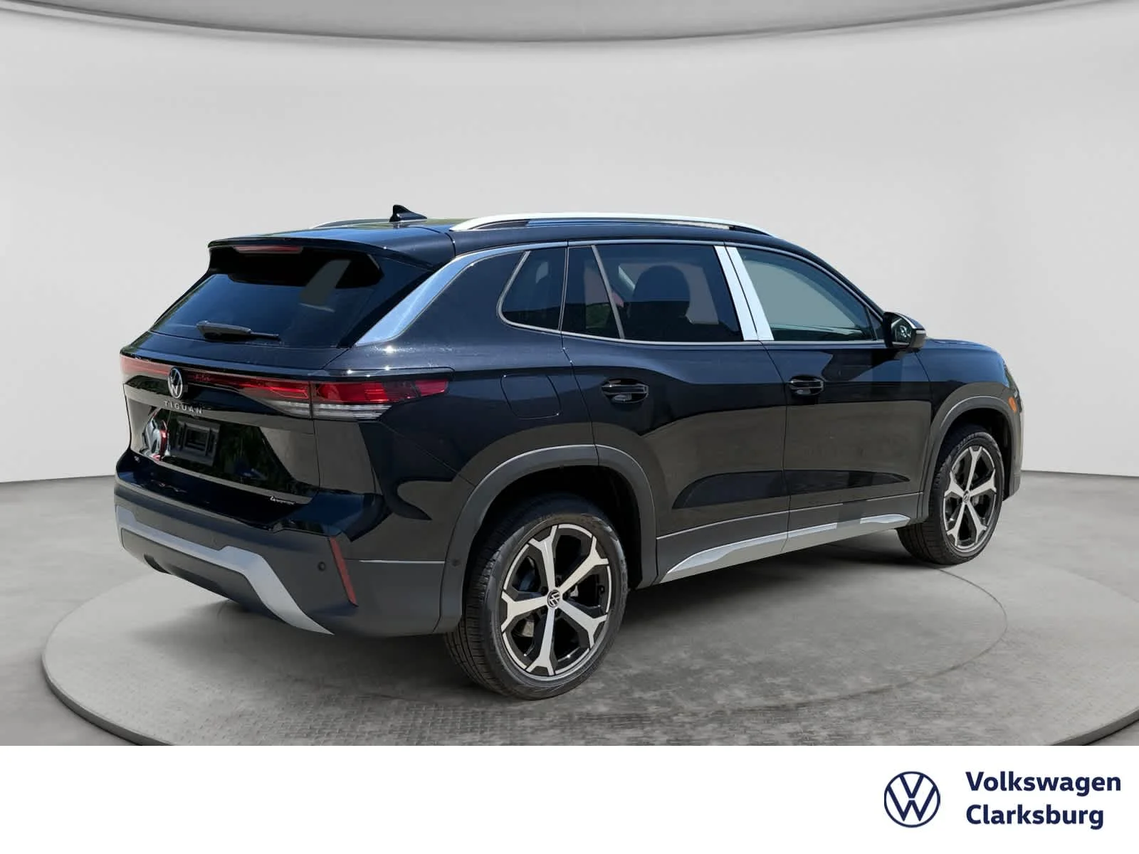 2026 Volkswagen Tiguan SE - Photo 5