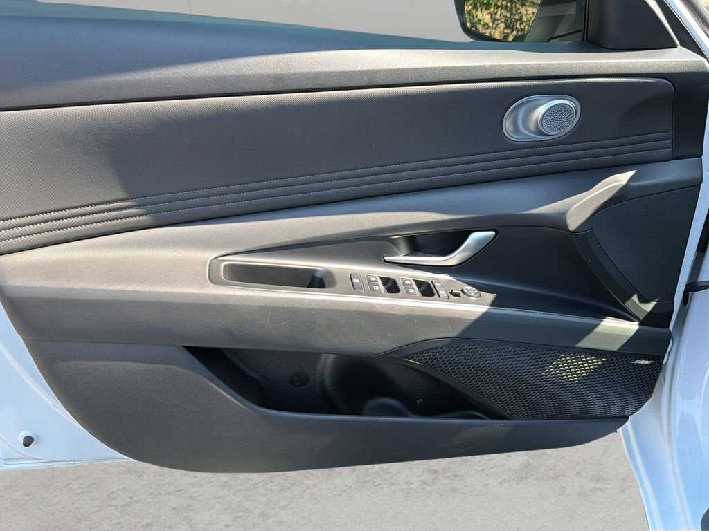 2025 Hyundai Elantra Limited - Photo 16