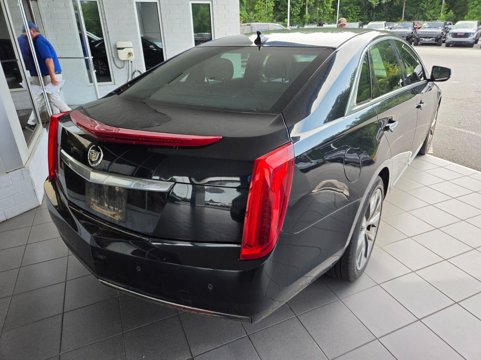 Used 2013 BLACK RAVEN Cadillac 4dr Sdn FWD image 5