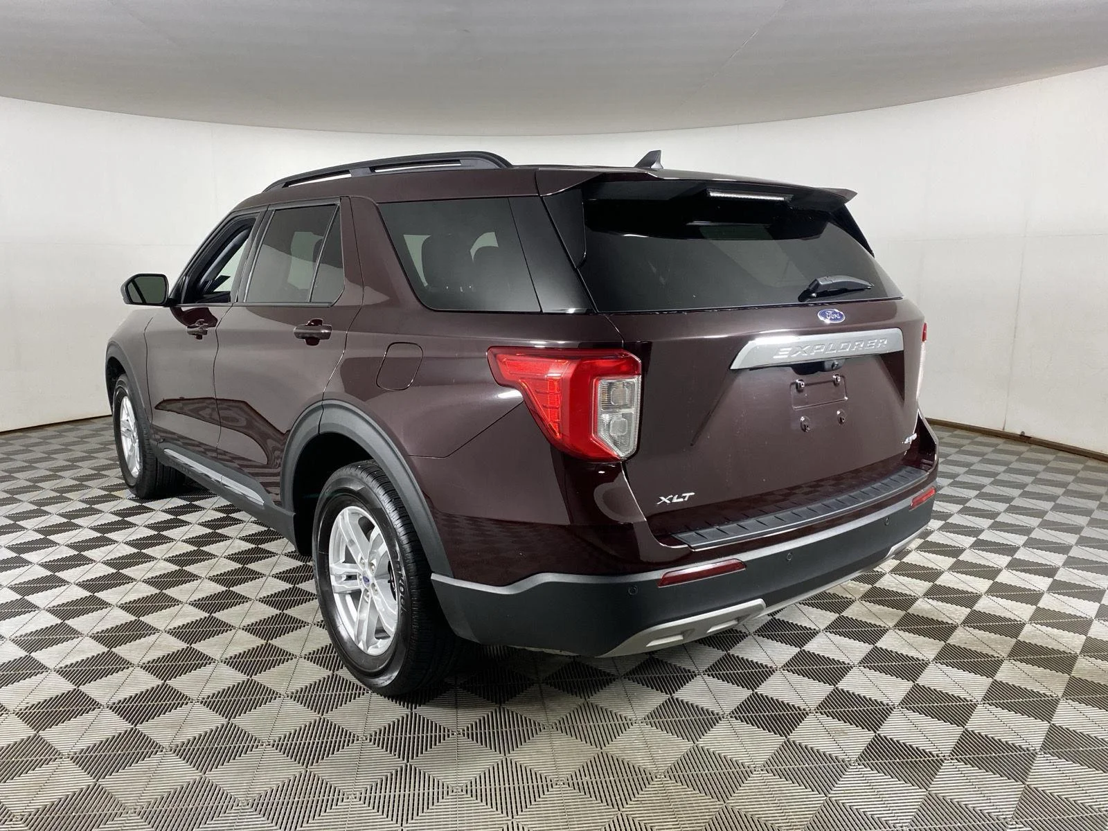 Used 2023 Jewel Red Metallic Tinted Clearcoat Ford XLT image 8