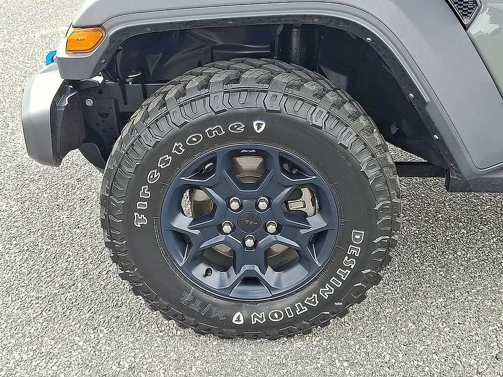 Used 2023 Gray Jeep 4x4 image 31
