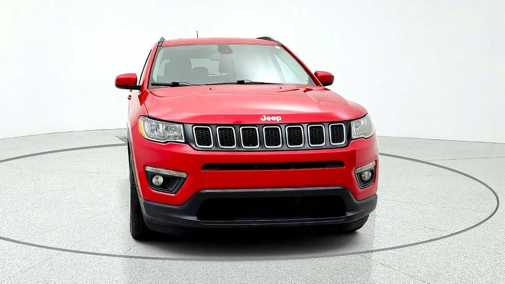 Used 2019 Redline Pearlcoat Jeep Latitude FWD image 2
