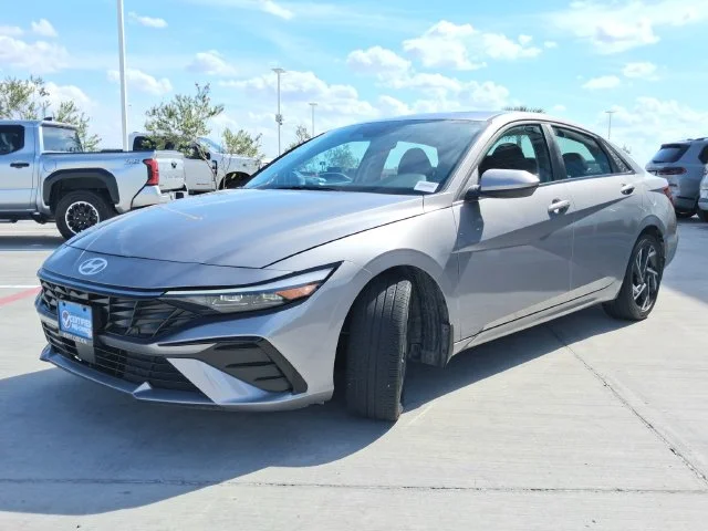Used 2025  Hyundai SEL Convenience image 3