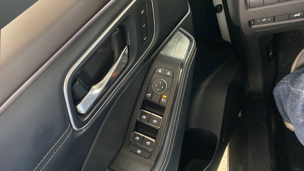 Used 2021 Pearl White Tricoat/Super Black Nissan Platinum image 21