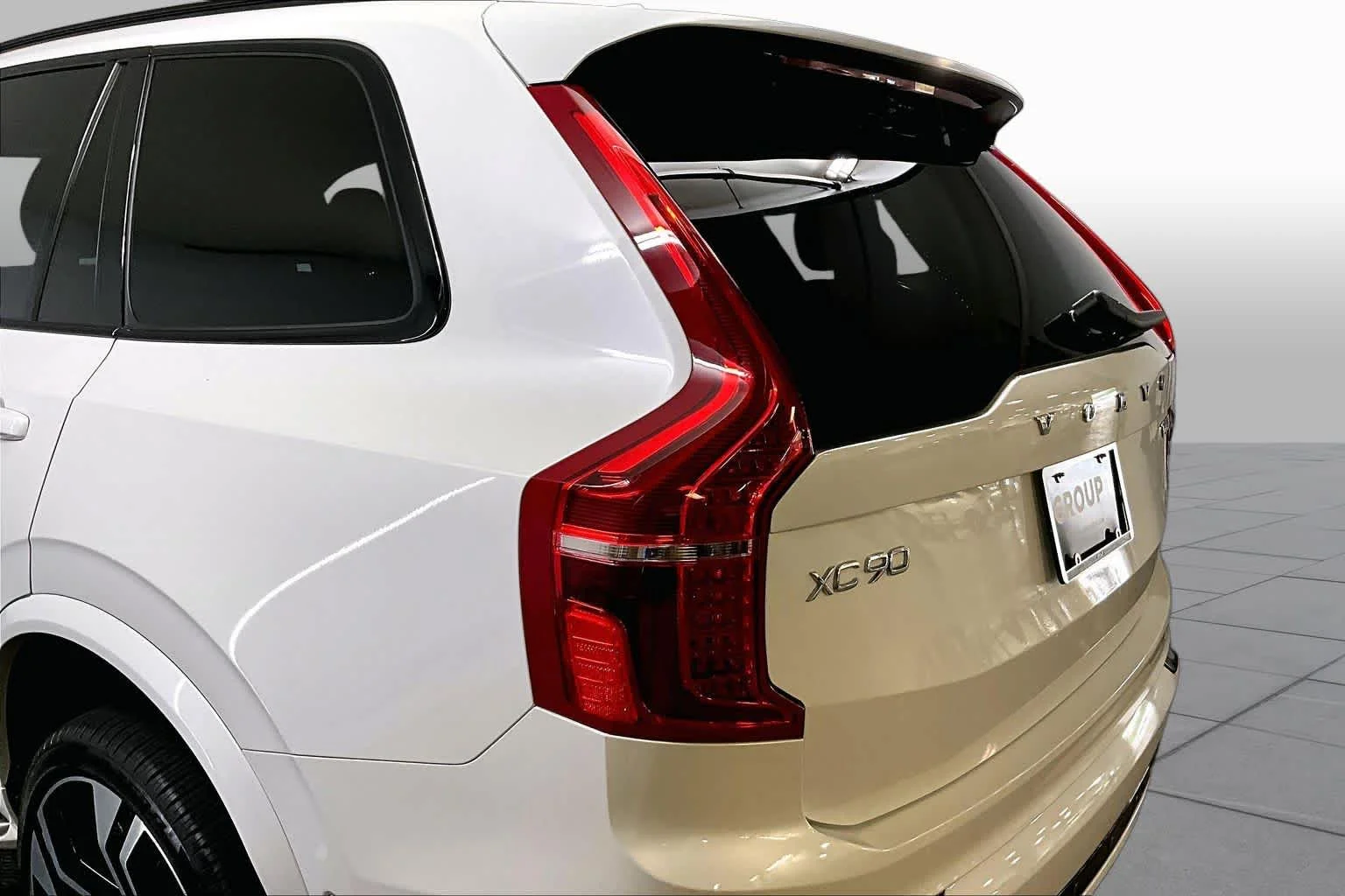Used 2021 Crystal White Metallic Volvo R-Design image 28