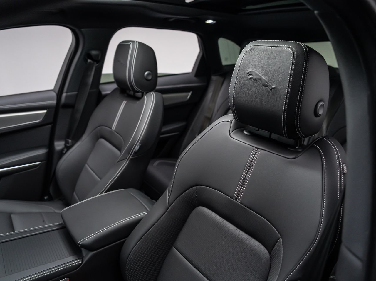 2025 Jaguar F-PACE R-Dynamic S - Photo 16