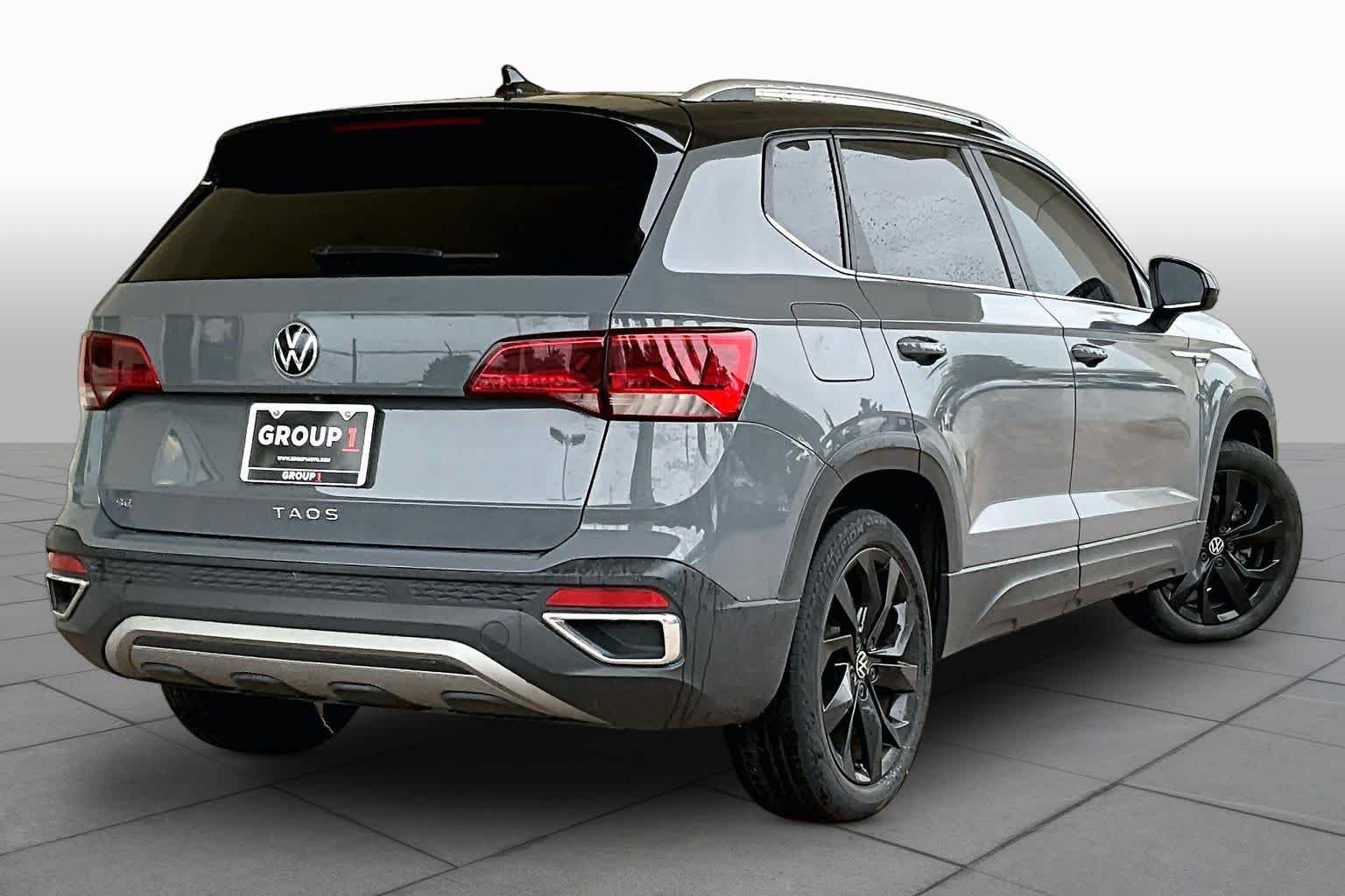 Used 2023 Pure Gray w/Black Roof Volkswagen SE image 12