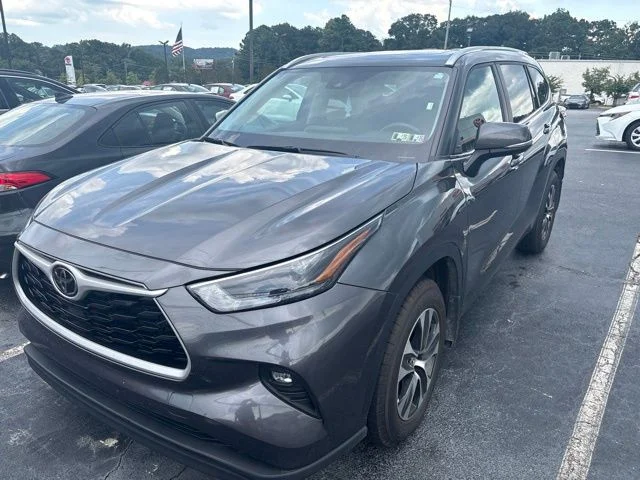 Used 2025 Gray Toyota XLE image 1