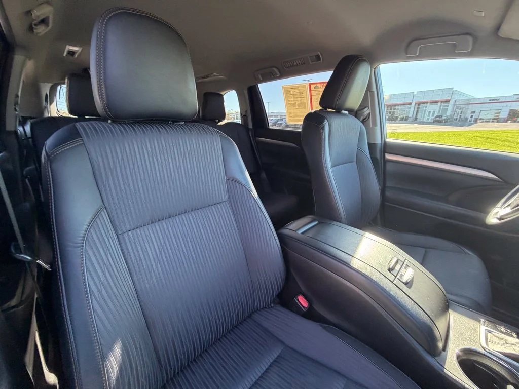 Used 2019 Blue Toyota LE Plus image 37