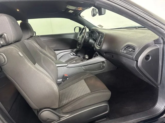 Used 2020 Pitch Black Clearcoat Dodge SXT image 4