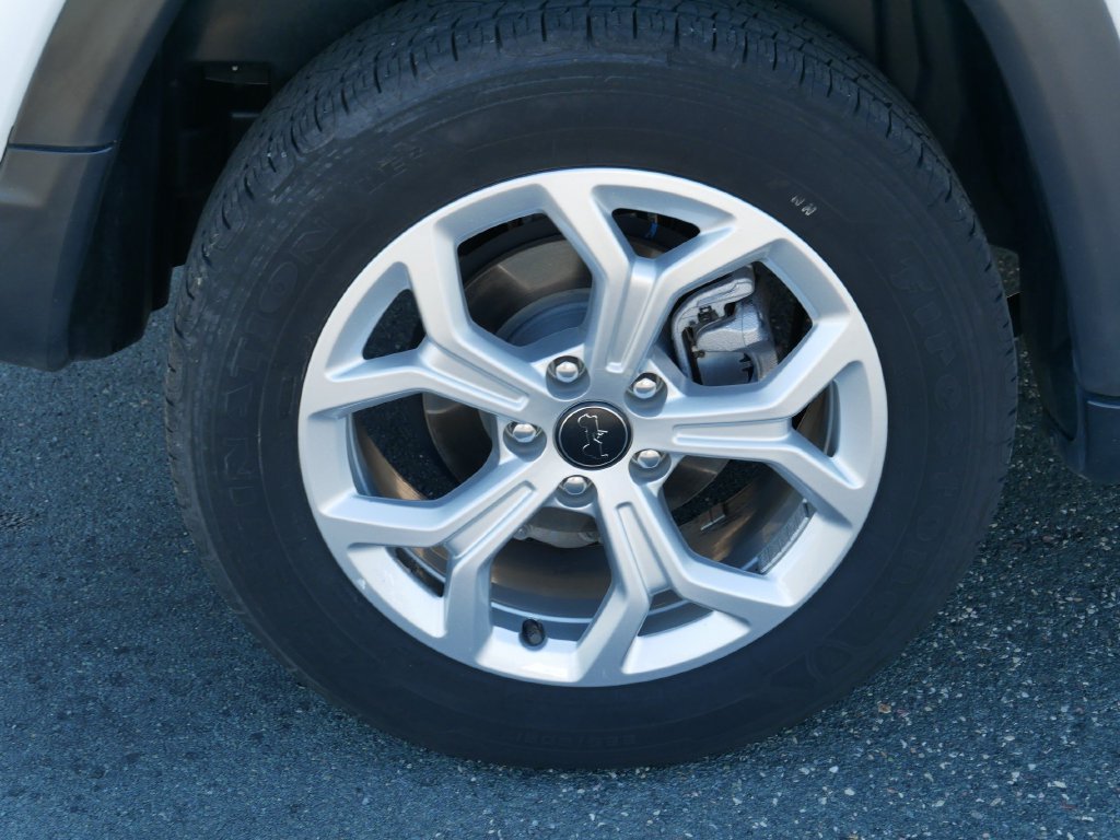Certified Used 2025 Bright White Clearcoat Jeep Latitude image 9
