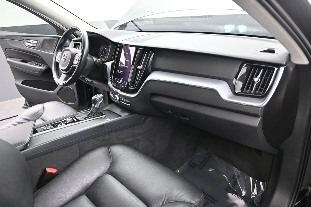 Used 2020 Onyx Black Metallic Volvo T6 Momentum image 26