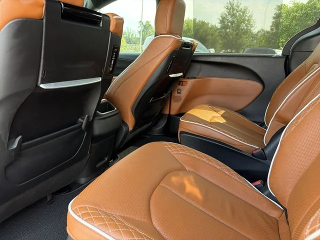 Used 2024 Black Chrysler Pinnacle image 20