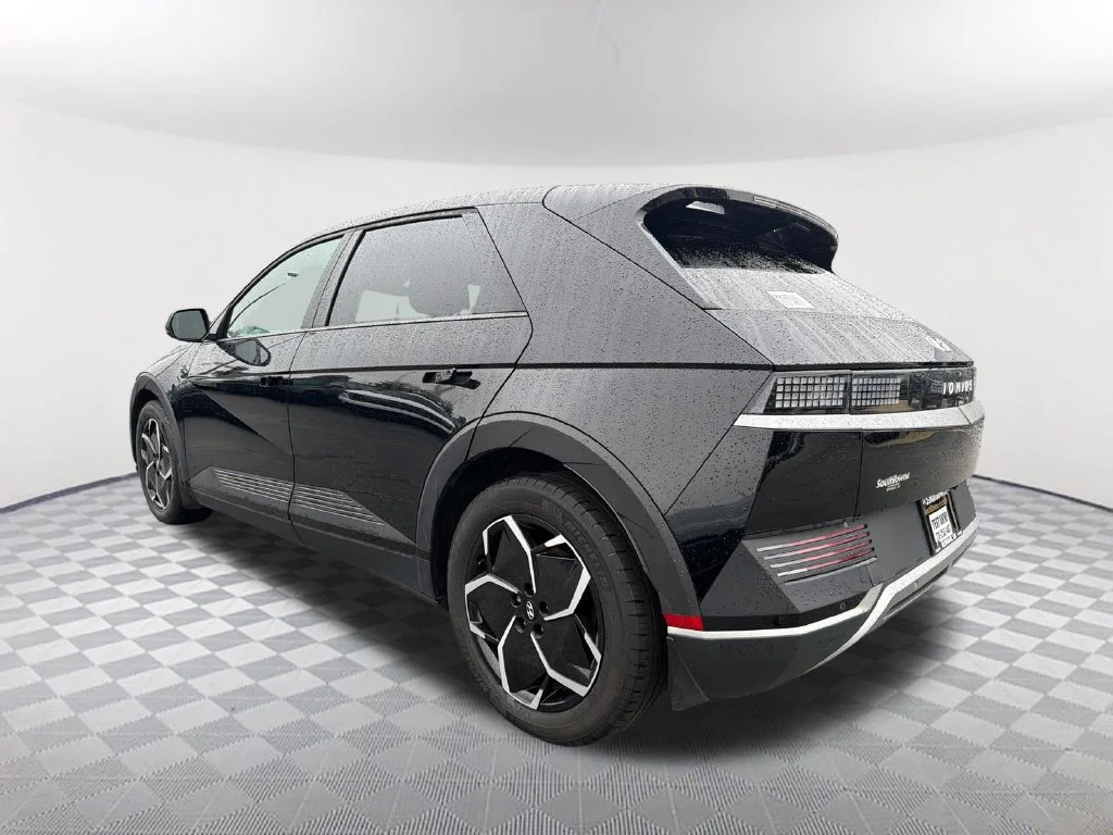 Used 2024 Black Hyundai SEL image 7