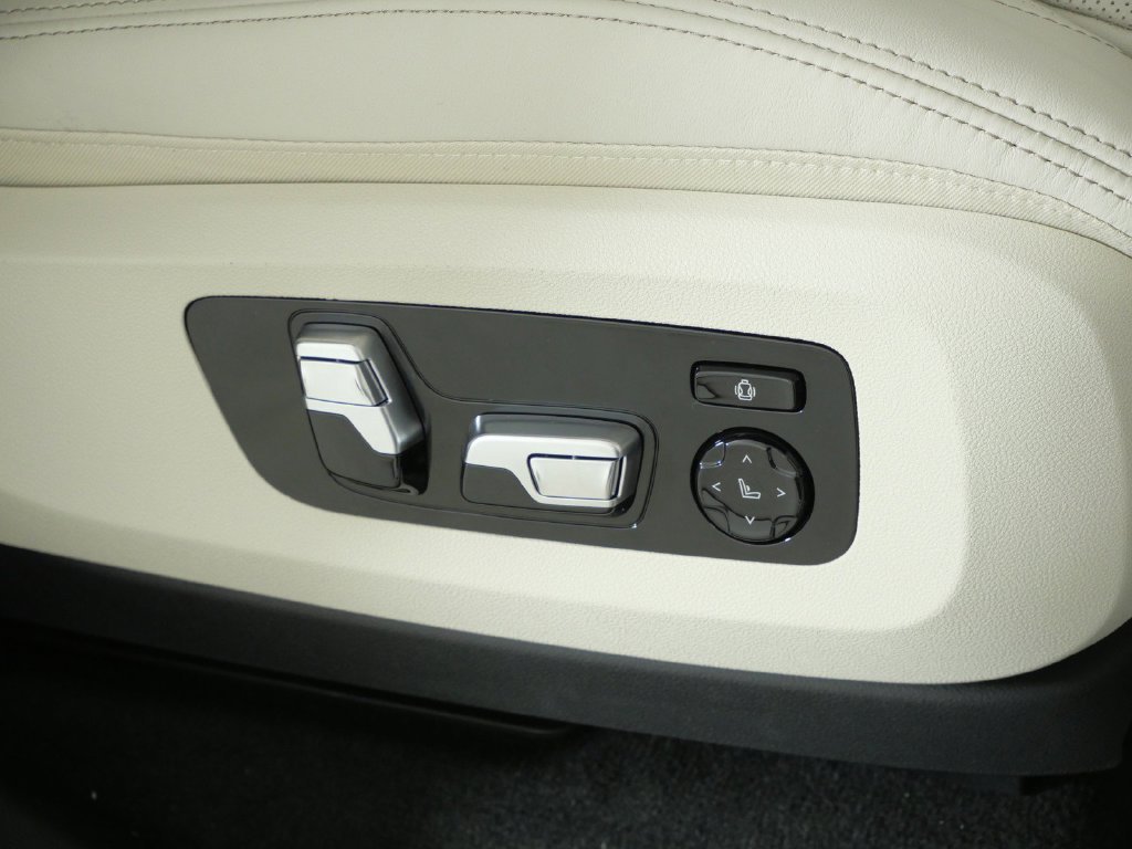 Used 2027 White BMW xDrive40i image 23