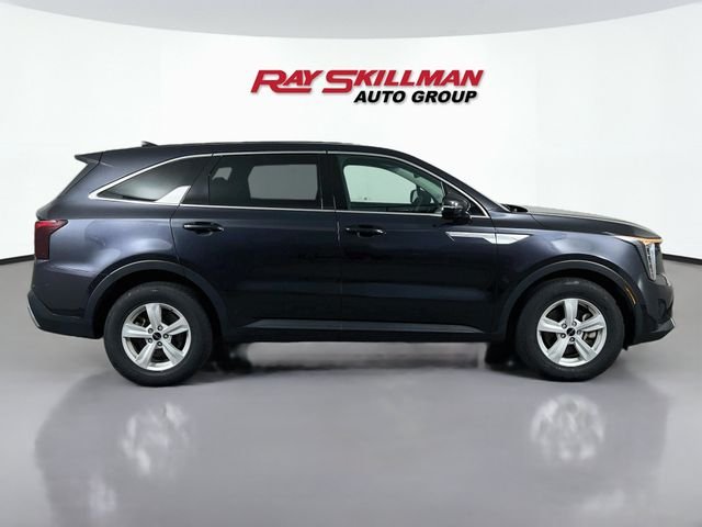 Used 2025  Kia LX image 8