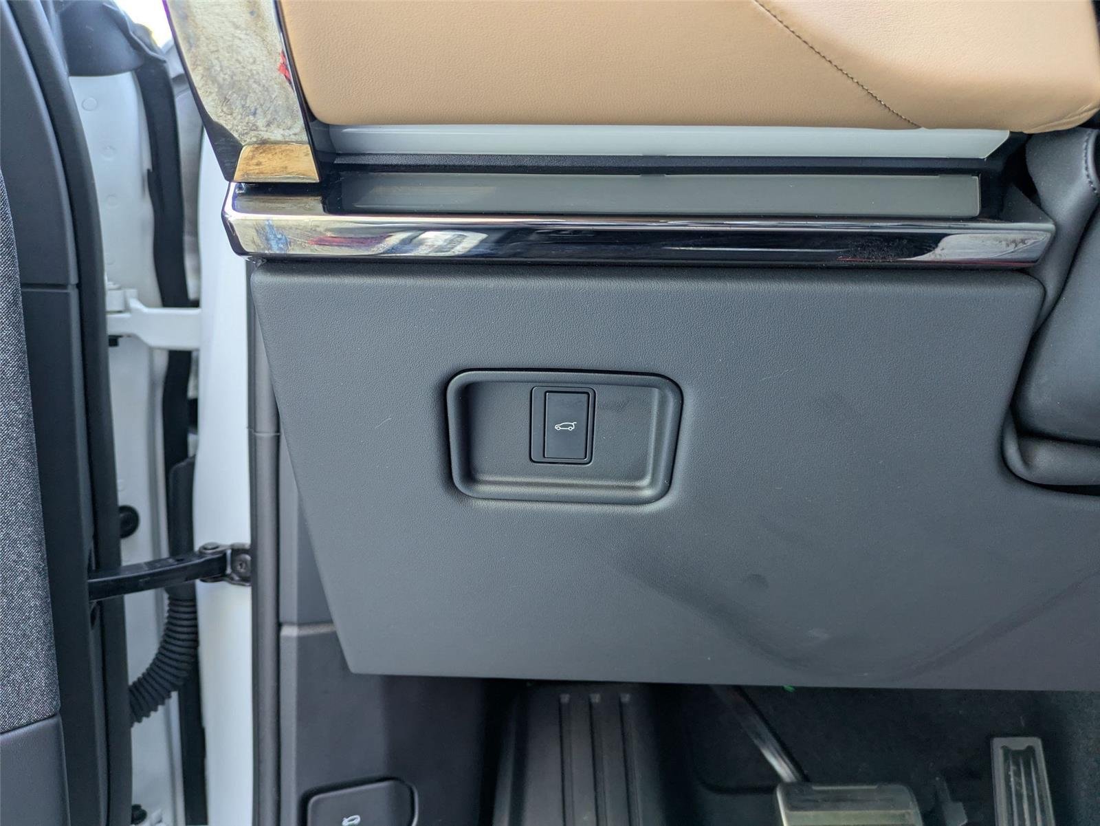 Used 2023 Fuji White Land Rover SE Dynamic image 16
