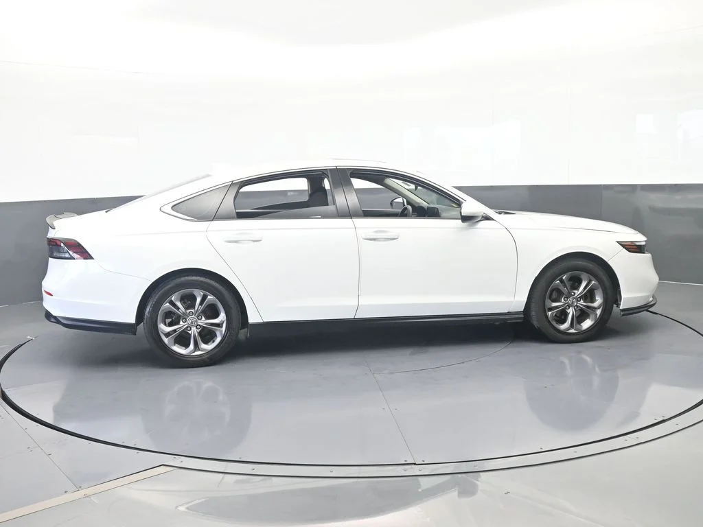 Used 2024 White Honda EX image 6