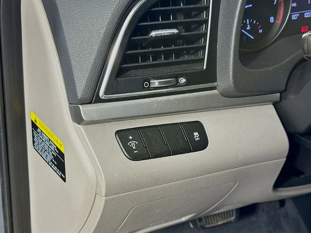 Used 2017 Gray Hyundai SE image 10