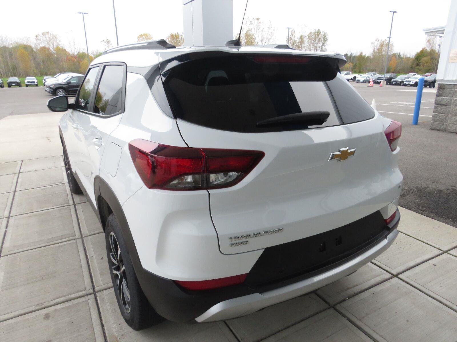 Used 2024 Summit White Chevrolet LT image 10