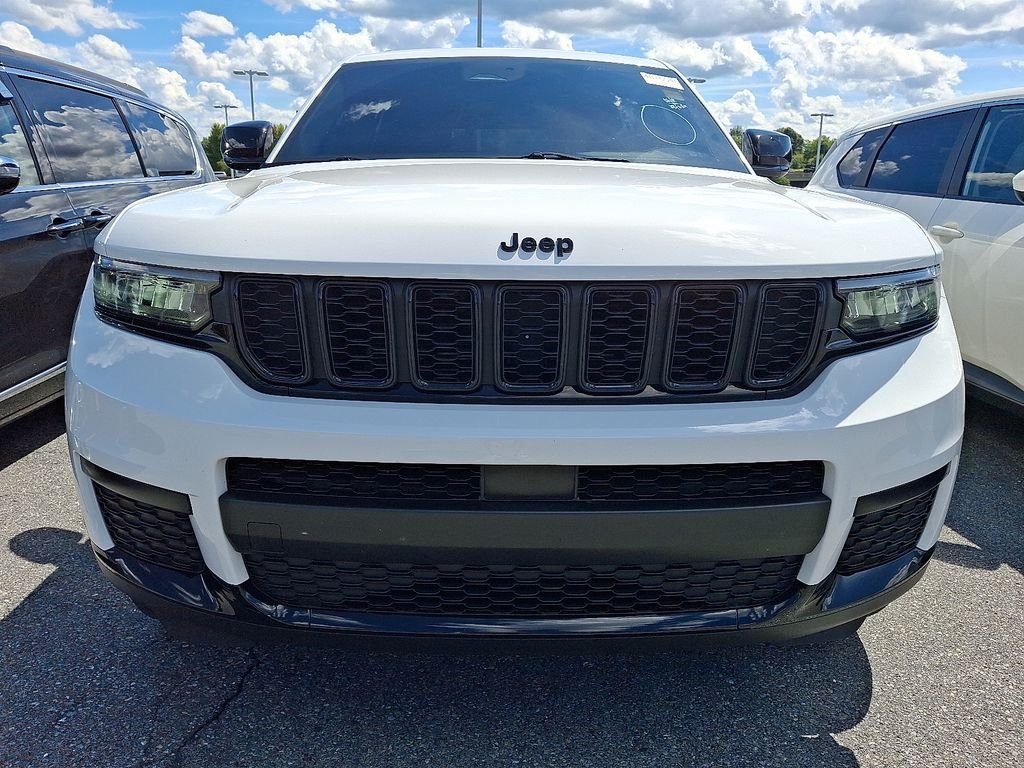Used 2023 White Jeep Altitude image 2