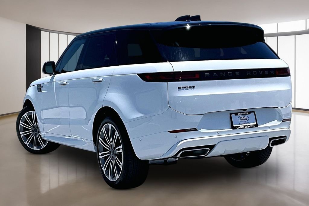 New 2026 FUJI WHITE Land Rover Dynamic SE image 3