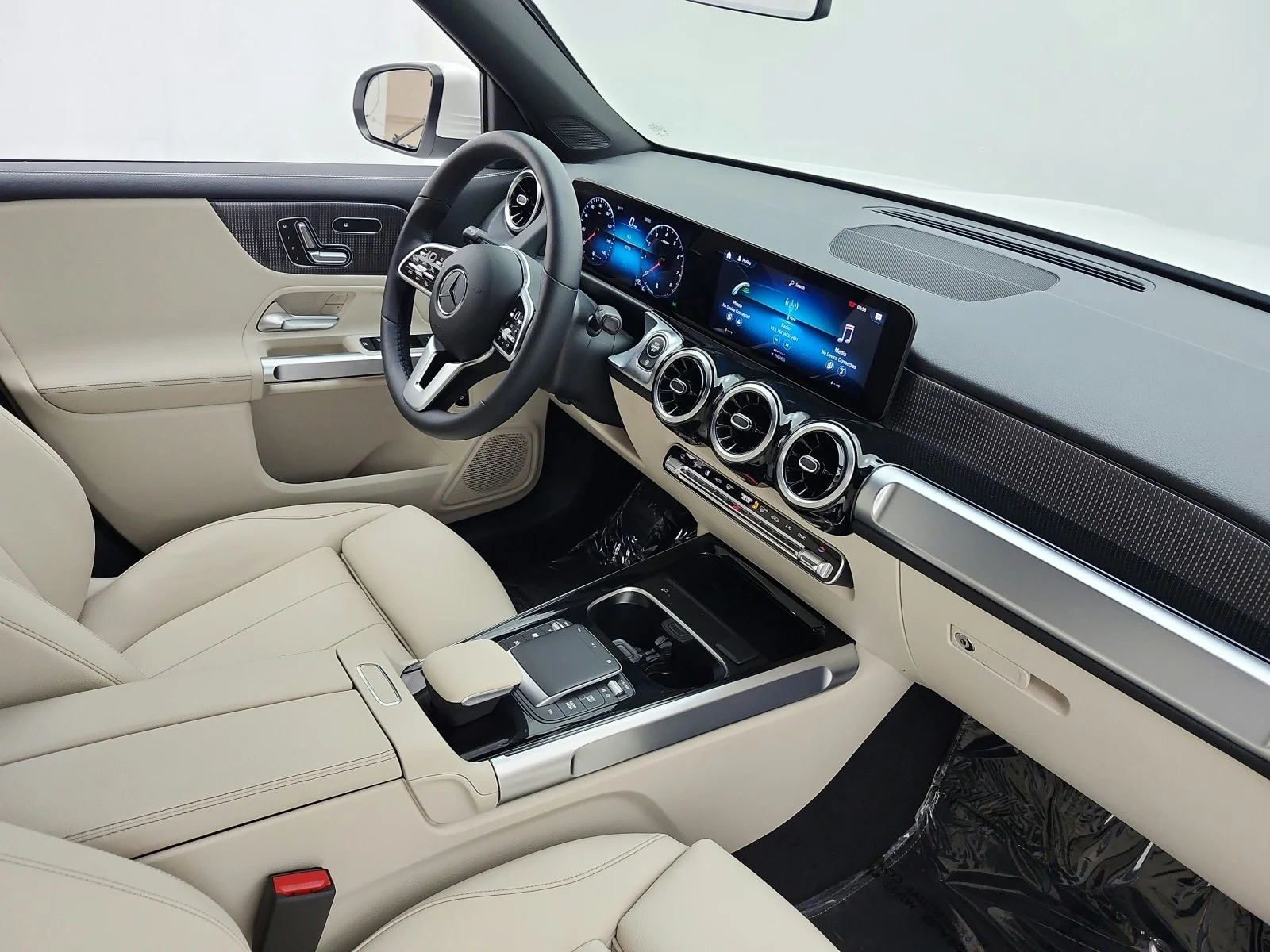 Used 2022 Polar White Mercedes-Benz GLB 250 SUV image 17