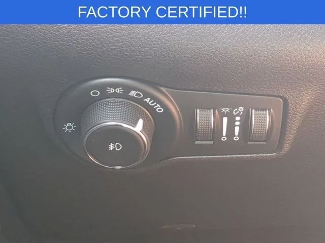 Used 2023 White Jeep Latitude Lux image 19