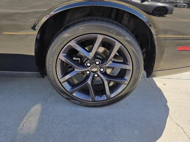 Used 2019 Pitch Black Clearcoat Dodge SXT image 23