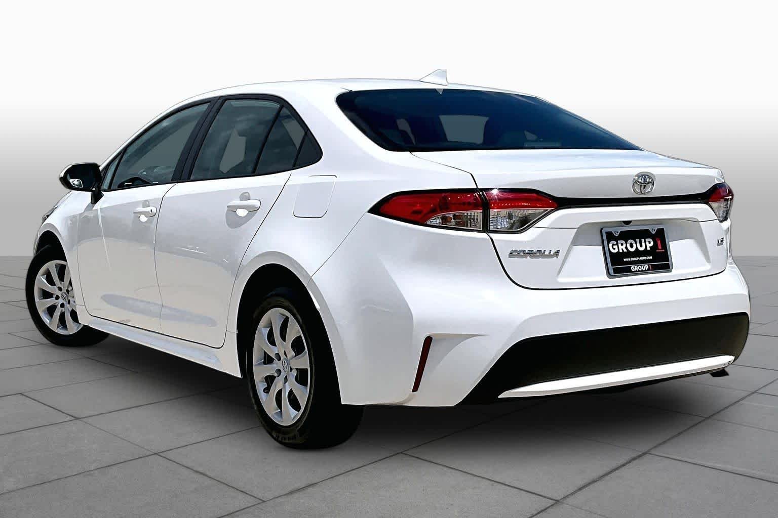 Used 2022 White Toyota LE image 12