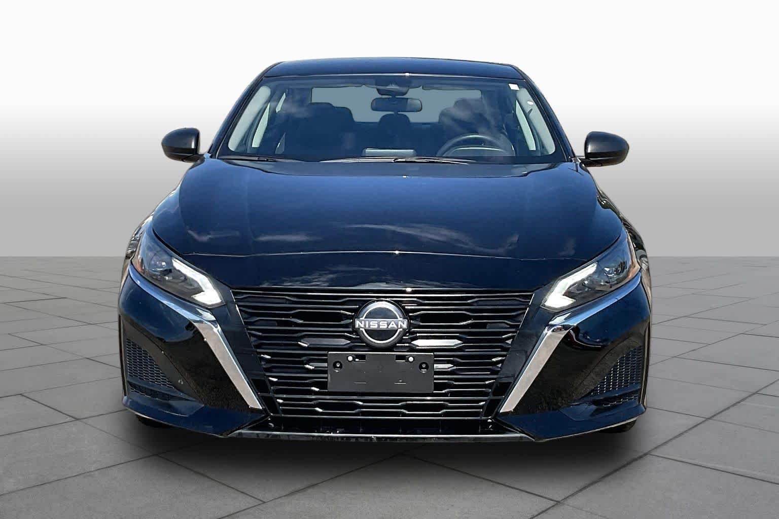 Used 2025 Super Black Nissan SV image 4