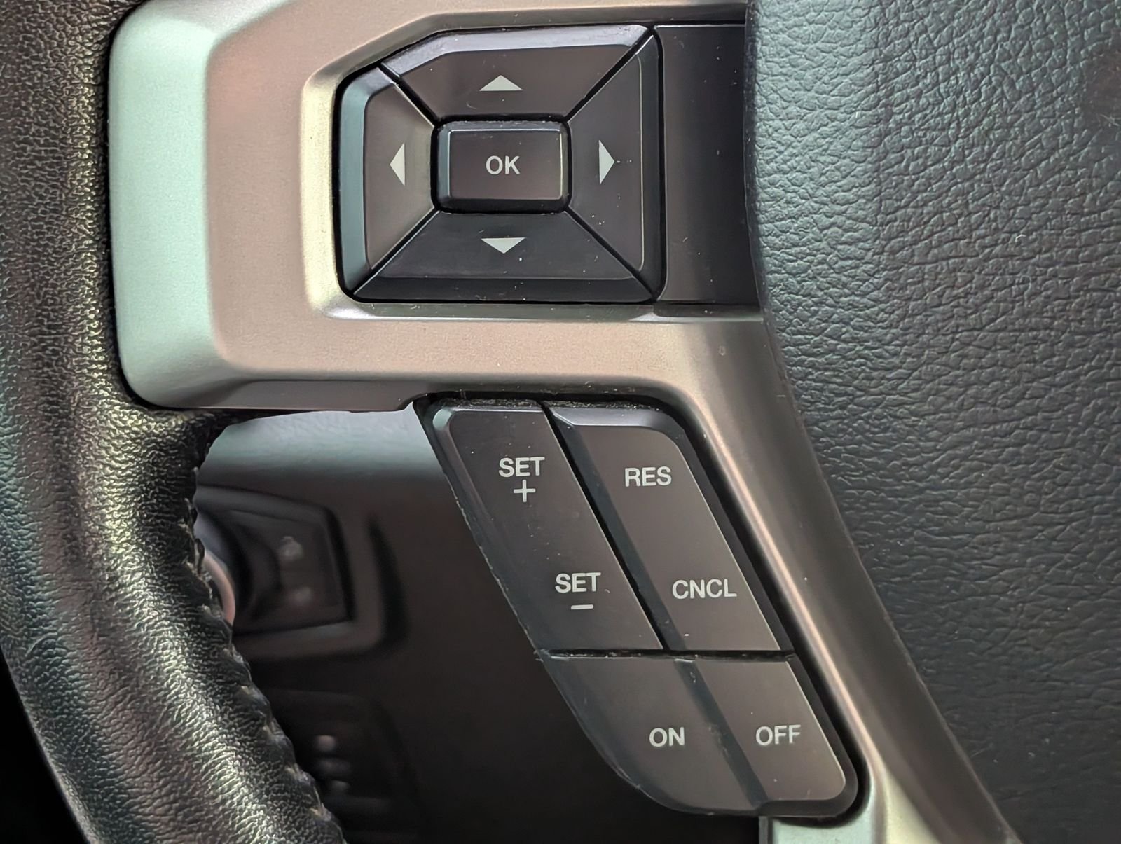 Used 2020 Oxford White Ford Lariat image 26