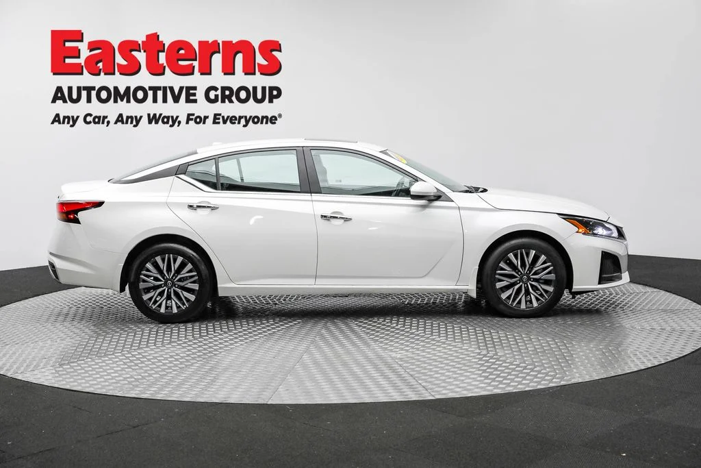 Used 2024 White Nissan 2.5 SV image 4