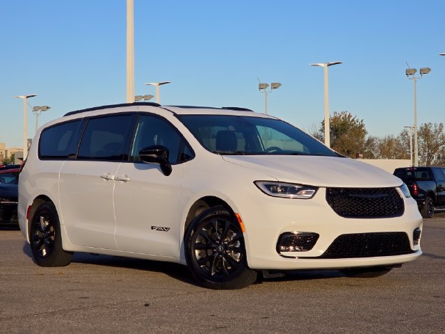 Certified Used 2025 Bright White Clearcoat Chrysler Select image 2