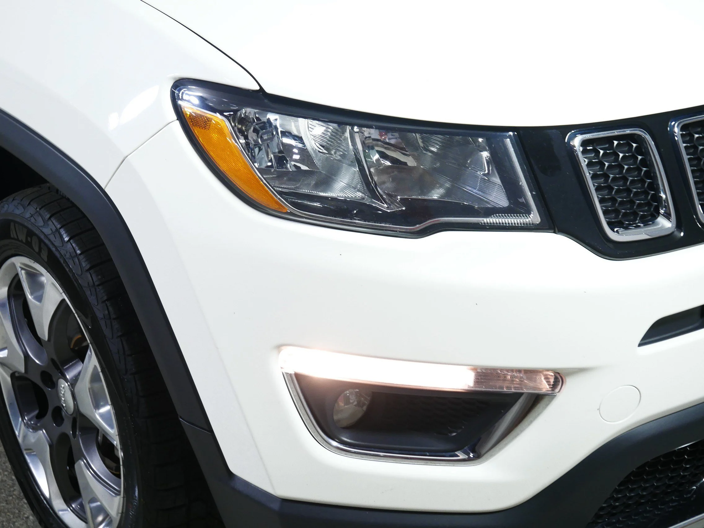 Used 2018 Pearl White Tri-Coat Jeep Limited image 16